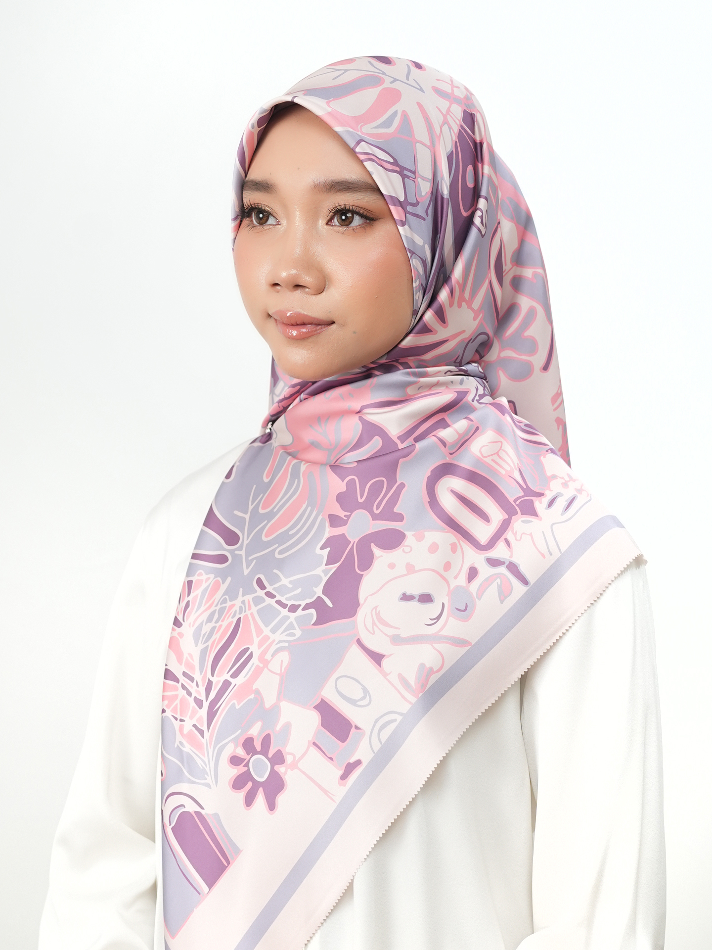 SQ SATIN CHAFEAU GREY 3 SQ SATIN CHAFEAU GREY 3